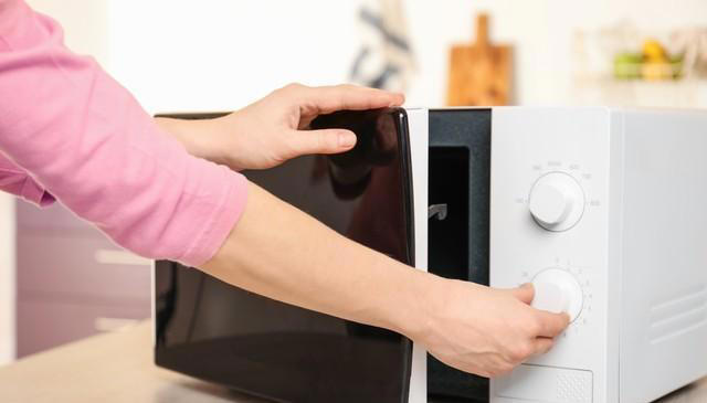 10个生活小妙招，衣服放久了会发黄，简单一招，洗出来跟新的一样