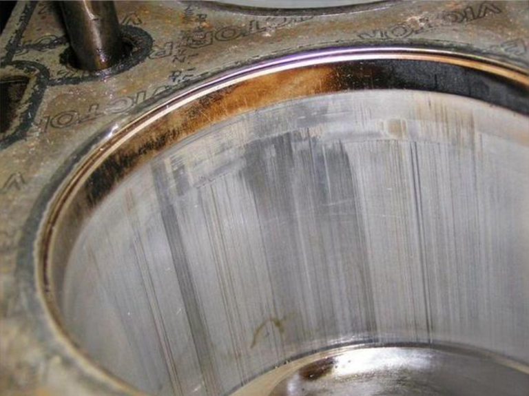 汽车冷启动时发动机转速为何会升高，是否需要原地等待转速下降？