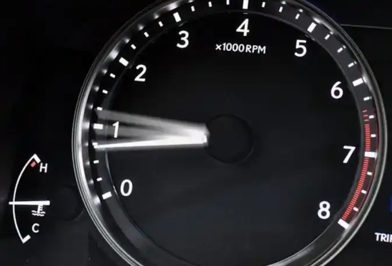 汽车冷启动时发动机转速为何会升高，是否需要原地等待转速下降？