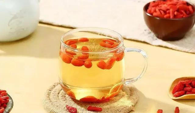 深秋是“养肝黄金期”，建议女性多吃这3种食物，美容养颜，比护肤品实际多了！