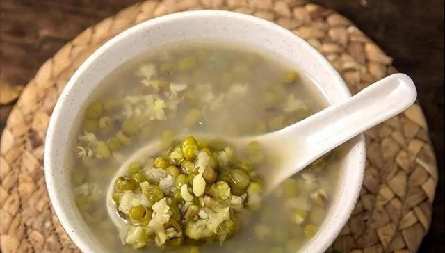 深秋是“养肝黄金期”，建议女性多吃这3种食物，美容养颜，比护肤品实际多了！