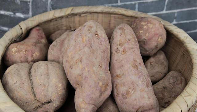 蒸红薯时，不要再直接蒸，老厨师教你3点，个个流糖汁，比卖得强