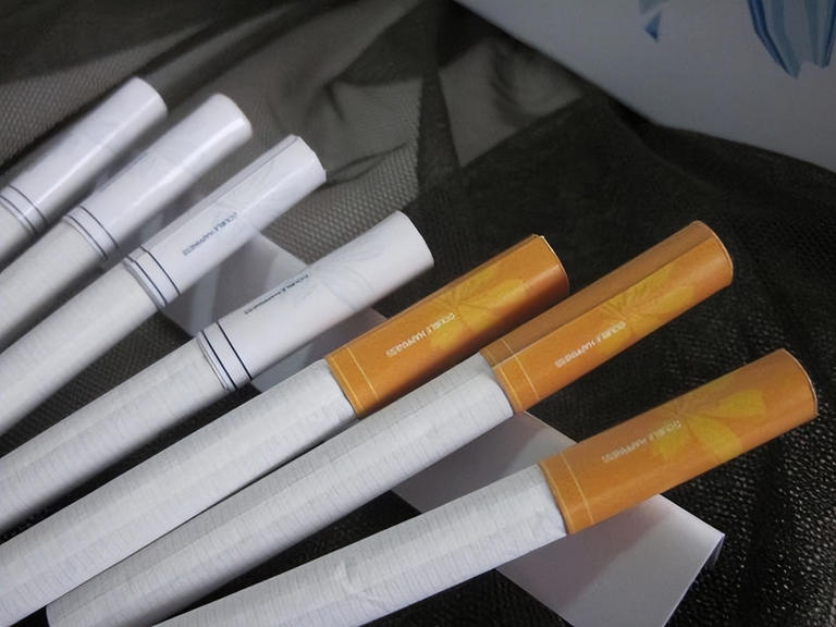 王大爷年轻时就爱抽烟。身边的老朋友们常说：“现在烟价贵得离谱，贵烟抽着更安全，味儿也纯正！” 有一天，王大爷在儿子的建议下，特地去买了一包100块钱的高档卷烟，说是要享受“更健康、更高级”的生活。 可没想到，抽了几天后，咳嗽反而更厉害了。这