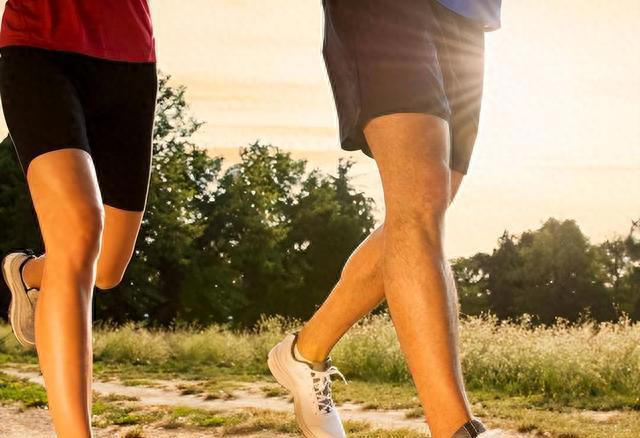 早上慢跑30分钟和晚上散步60分钟，哪个更健康，答案或令人意外