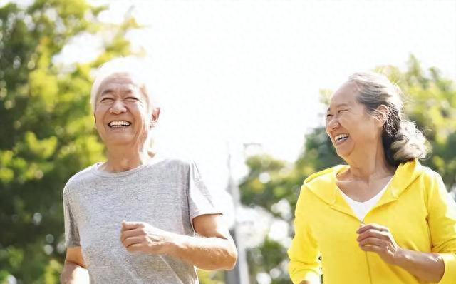 早上慢跑30分钟和晚上散步60分钟，哪个更健康，答案或令人意外