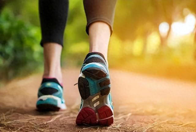 早上慢跑30分钟和晚上散步60分钟，哪个更健康，答案或令人意外