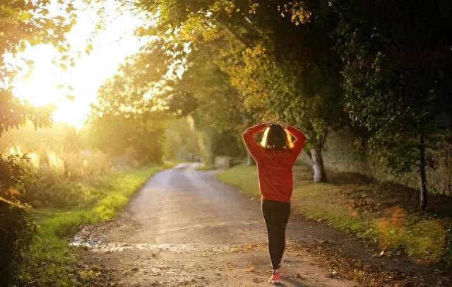 早上慢跑30分钟和晚上散步60分钟，哪个更健康，答案或令人意外