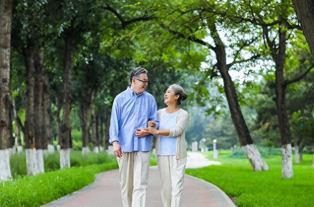 早上慢跑30分钟和晚上散步60分钟，哪个更健康，答案或令人意外