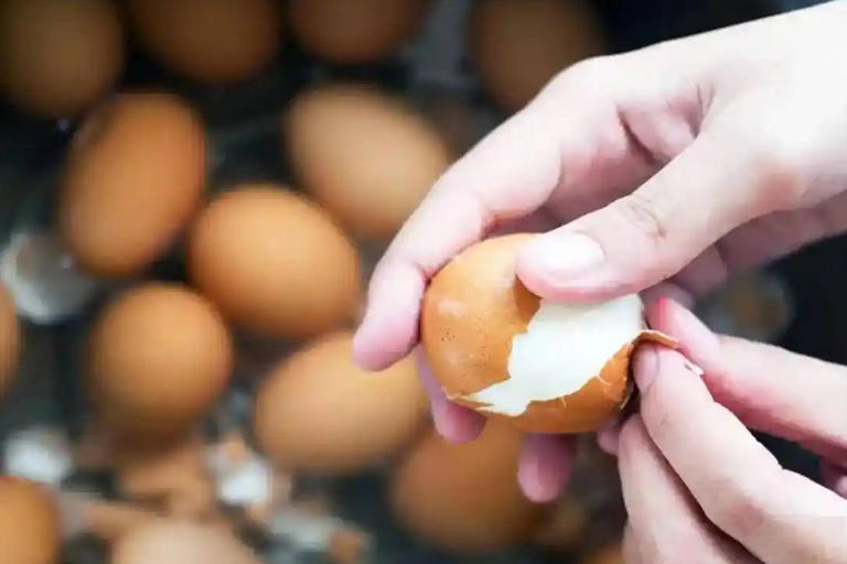 鸡蛋是我们日常饮食中常见且营养丰富的食物之一，它不仅含有丰富的优质蛋白质，还富含多种维生素和矿物质，对保持健康、增强免疫力、维持身体正常功能起着重要作用。 然而，很多人可能并不清楚，鸡蛋虽然是一种健康食物，但在一些特定的情况下，吃鸡蛋是有禁