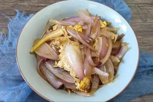 中老年要远离洋葱？气温下降，医生：不想进医院，几物别轻易下嘴