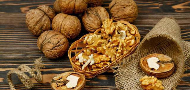 核桃是早上吃好，还是晚上吃好？每天吃几颗核桃，有哪些好处坏处