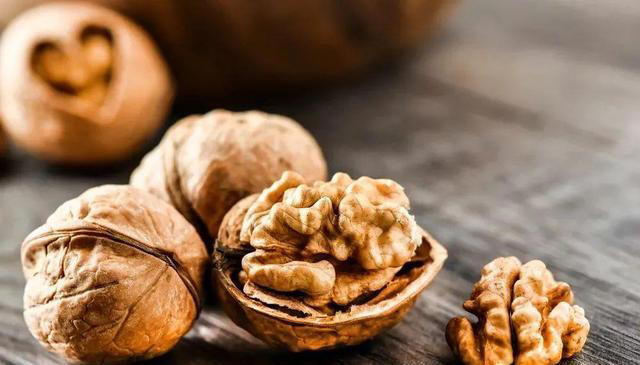 核桃是早上吃好，还是晚上吃好？每天吃几颗核桃，有哪些好处坏处