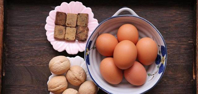 核桃是早上吃好，还是晚上吃好？每天吃几颗核桃，有哪些好处坏处