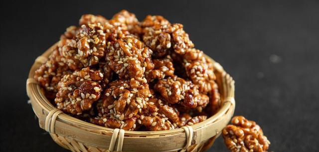 核桃是早上吃好，还是晚上吃好？每天吃几颗核桃，有哪些好处坏处