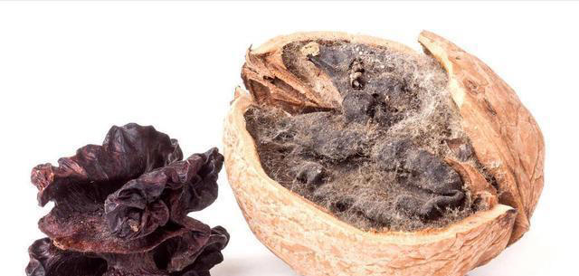 核桃是早上吃好，还是晚上吃好？每天吃几颗核桃，有哪些好处坏处