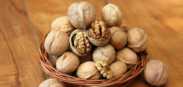 核桃是早上吃好，还是晚上吃好？每天吃几颗核桃，有哪些好处坏处