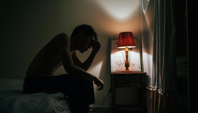 人不会无缘无故失眠，医生发现：容易失眠的人，背后多有5个原因