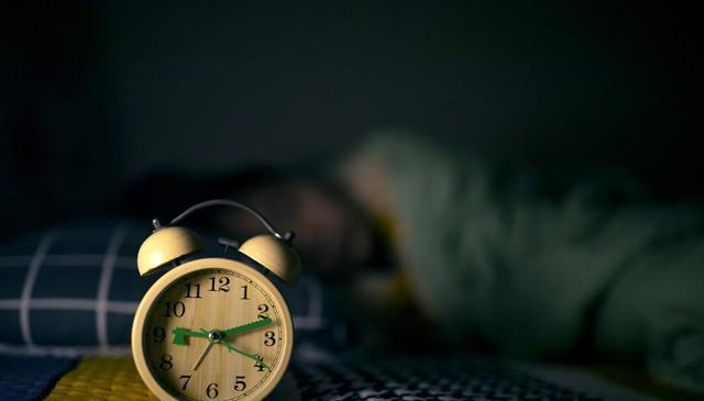 人不会无缘无故失眠，医生发现：容易失眠的人，背后多有5个原因