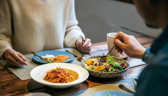 医生直言：经常不吃晚餐，除了可以变瘦，或还可以缓解这5个问题