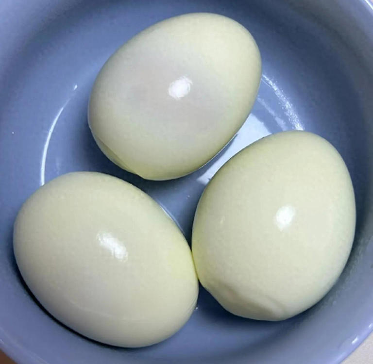 瘦了39斤后，我终于明白：早上空腹时，有些食物不仅不会让人发胖，反而能帮身体快速启动代谢，这四种食物我几乎每天都换着吃。 第一种是水煮蛋。鸡蛋的蛋白质能提供持久饱腹感，蛋黄里的胆碱还能调节食欲激素。我试过早上吃两个蛋，到中午都不会觉得饿，比