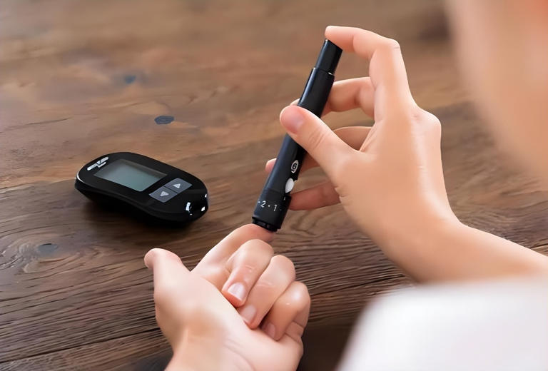 耳朵是心梗的预警器？医生：耳朵出现这4个症状，抓紧去医院