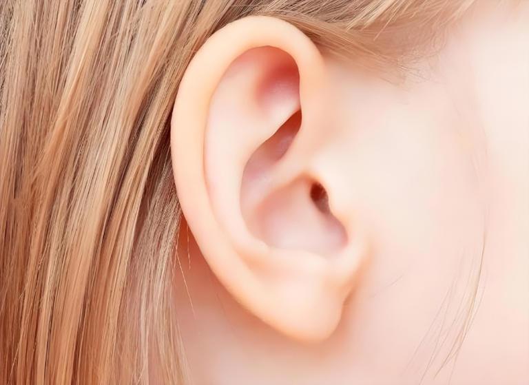 耳朵是心梗的预警器？医生：耳朵出现这4个症状，抓紧去医院