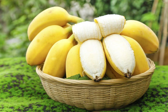 香蕉，这种黄澄澄、软糯香甜的水果，是很多人家中常备的健康零食。它方便、好吃、营养，也常被运动爱好者视为快速补充能量的好选择。但每当谈到血脂问题，不少人心里就会犯嘀咕：“香蕉这么甜，会不会对血脂不好？” 特别是那些已经被查出血脂异常，或者正