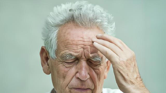 大脑开始萎缩，一般出现4个反应，多吃5种菜，辅助降低风险