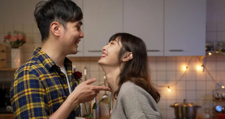 小杰，你妈呢？今天怎么没看见她人？也没跟我说去哪了，打电话还不接”“妈妈？好像是姚阿姨找她有事吧，早上急匆匆就走了”“姚黎？行吧，应该没什么大事，等你妈忙完了应该就会给我打电话了”这样的对话常发生在小杰家里，他爸爸只要没看见他妈妈，就会打电