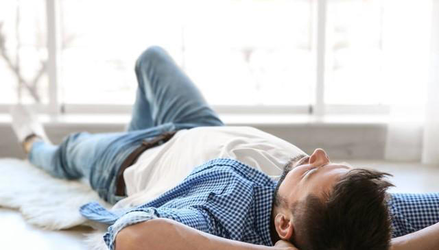 睡觉侧躺的人，和平躺的人哪个新陈代谢更好？医生：睡姿很重要！