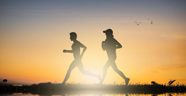 睡觉侧躺的人，和平躺的人哪个新陈代谢更好？医生：睡姿很重要！