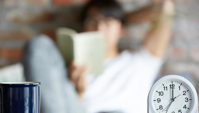 睡觉侧躺的人，和平躺的人哪个新陈代谢更好？医生：睡姿很重要！