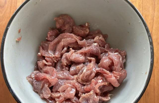 天冷不想炒菜，这一锅就够了！3种食材焖一锅，保暖又下饭