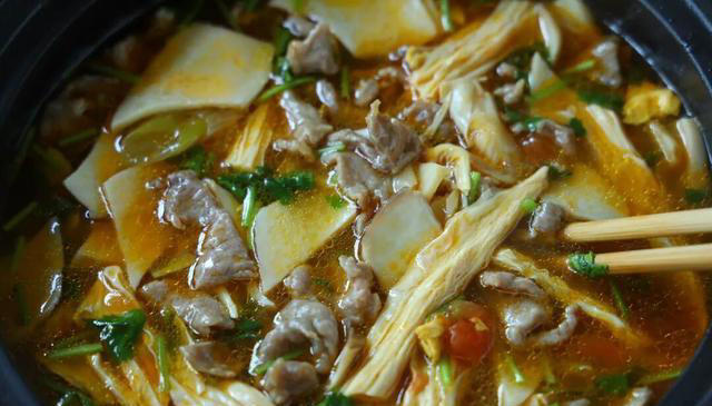 天冷不想炒菜，这一锅就够了！3种食材焖一锅，保暖又下饭