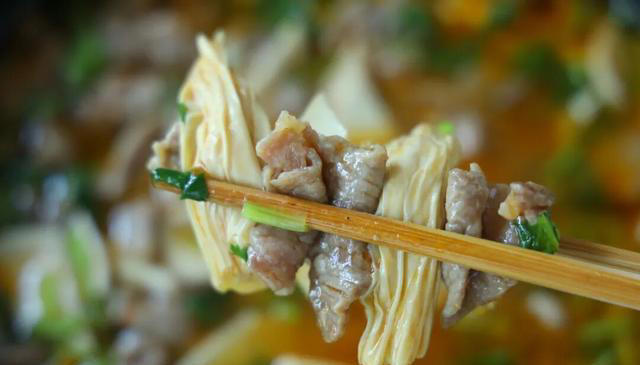 天冷不想炒菜，这一锅就够了！3种食材焖一锅，保暖又下饭