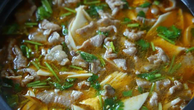 天冷不想炒菜，这一锅就够了！3种食材焖一锅，保暖又下饭