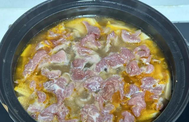 天冷不想炒菜，这一锅就够了！3种食材焖一锅，保暖又下饭