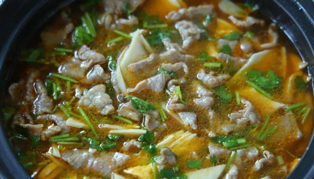 天冷不想炒菜，这一锅就够了！3种食材焖一锅，保暖又下饭