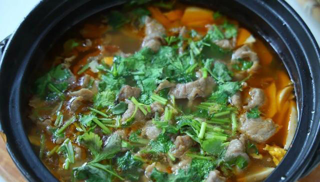 天冷不想炒菜，这一锅就够了！3种食材焖一锅，保暖又下饭