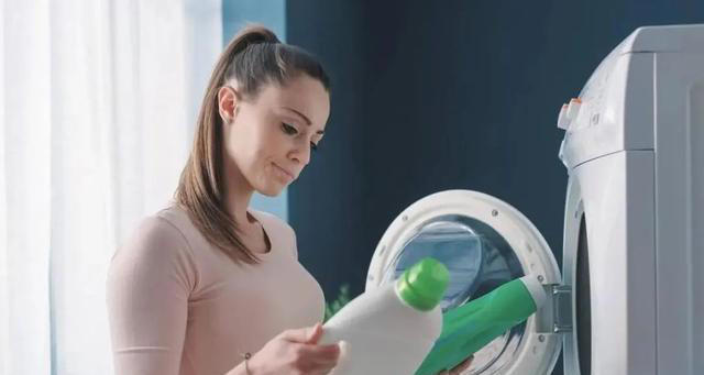 “洗衣粉”和“洗衣液”到底哪个好？原来差别这么大，别再乱用了