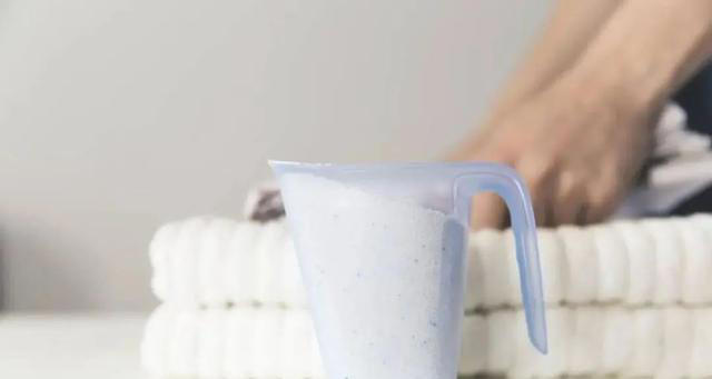 “洗衣粉”和“洗衣液”到底哪个好？原来差别这么大，别再乱用了