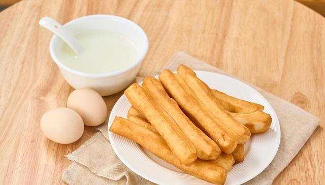 58岁大婶脑萎缩，是缺少蛋白质？医生：常吃3样，大脑越来越年轻