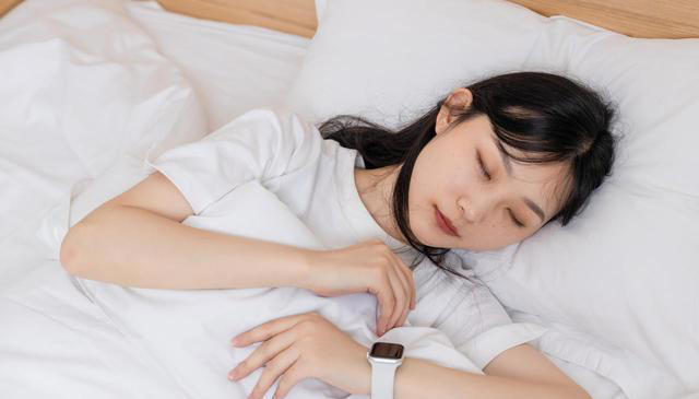 58岁大婶脑萎缩，是缺少蛋白质？医生：常吃3样，大脑越来越年轻