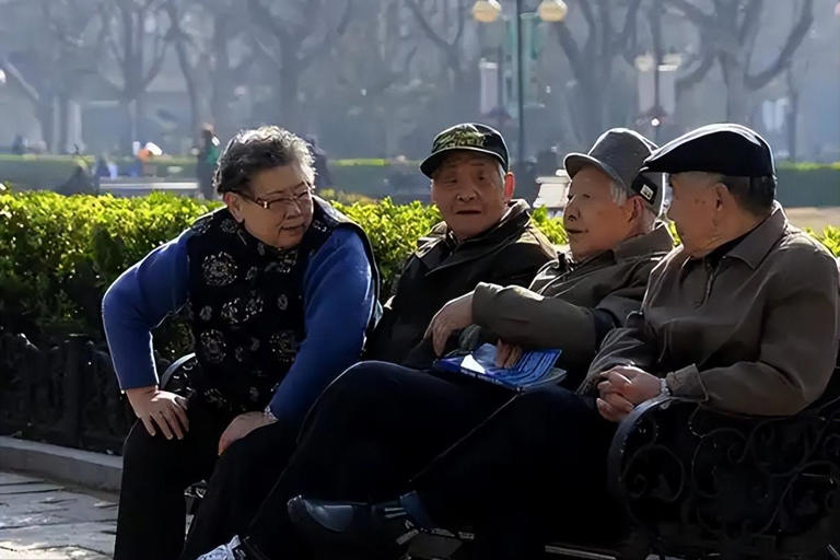 冬季寒冷的天气让许多人不得不加强对身体的保护，而其中一个最简单有效的保暖措施就是戴上帽子。 很多人会认为戴帽子只是为了保暖，然而，医生的研究发现，戴帽子不仅仅是为了防寒，它还对健康有着非常积极的影响。 尤其是对于心脑血管病患者，冬季戴帽子可