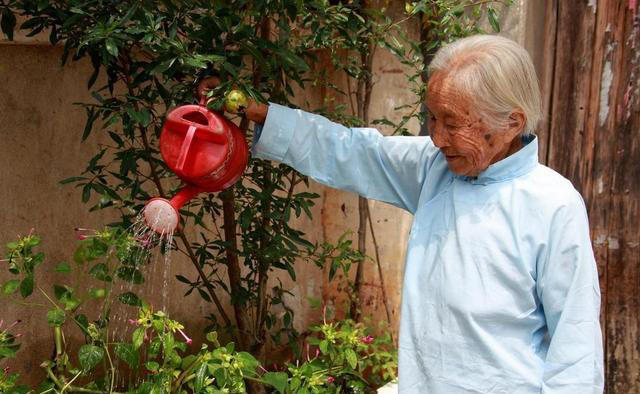 医生坦言：寿命长不是靠多走路和多睡觉，而是坚持这2件小事