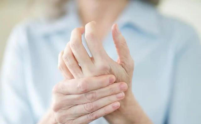 学医后才知道，脑梗最危险信号，不是手脚麻，而是频繁出现3症状