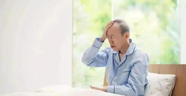 学医后才知道，脑梗最危险信号，不是手脚麻，而是频繁出现3症状