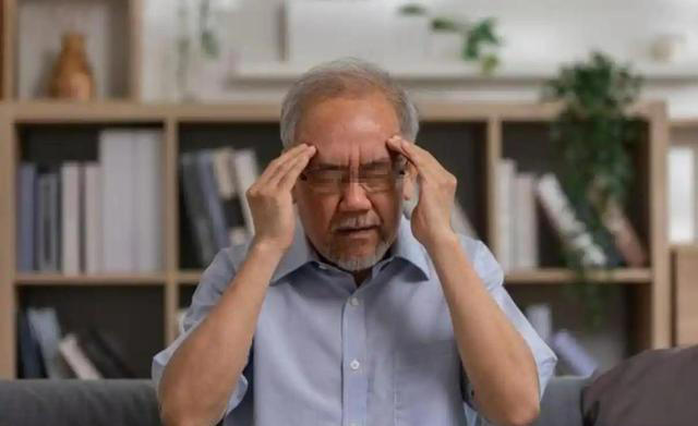 学医后才知道，脑梗最危险信号，不是手脚麻，而是频繁出现3症状