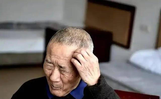 学医后才知道，脑梗最危险信号，不是手脚麻，而是频繁出现3症状