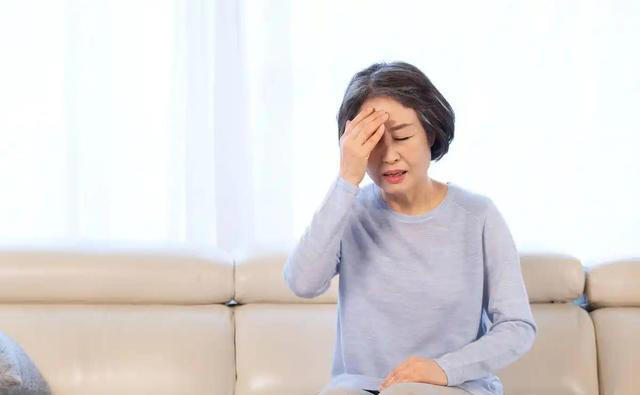 学医后才知道，脑梗最危险信号，不是手脚麻，而是频繁出现3症状